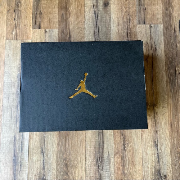2022 AirJordan 1 Mids Reverse  BLKWhite Sneakers 554724-701 yellow - Picture 8 of 13